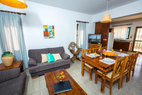 Villa Med. Coast — 4-Star Luxury Hotel in Argaka, Cyprus