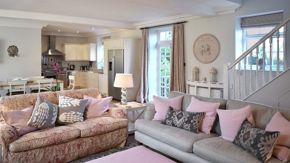 Newmarket Cottage — 5-Star Luxury Hotel in Chipping Norton, United Kingdom