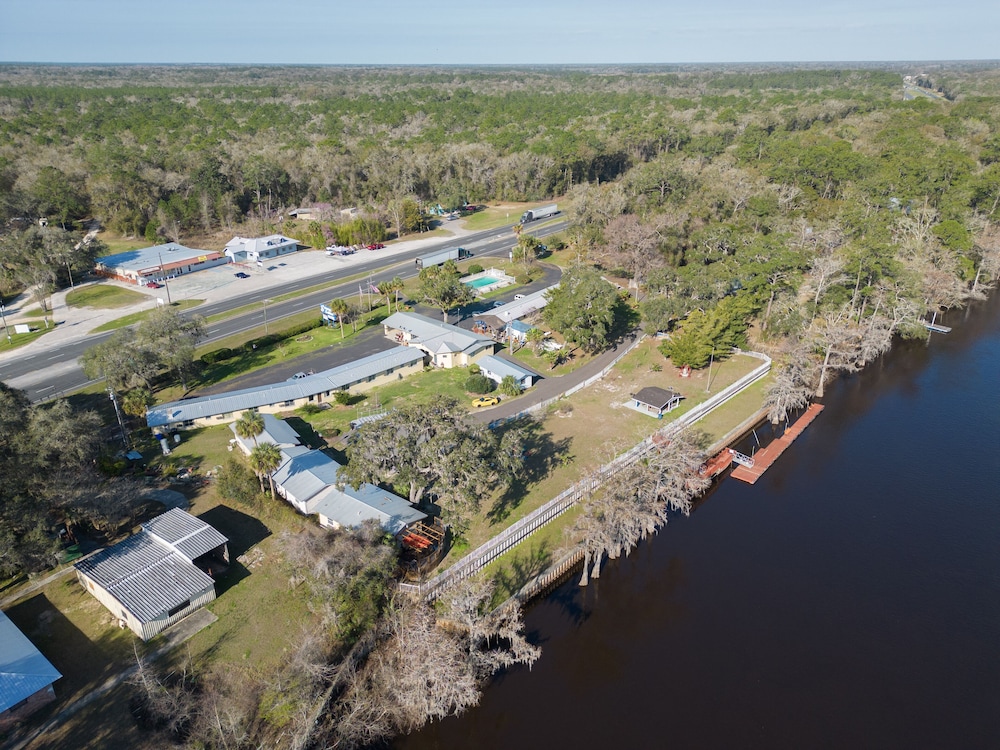 Suwannee Gables Motel and Marina - photo 22