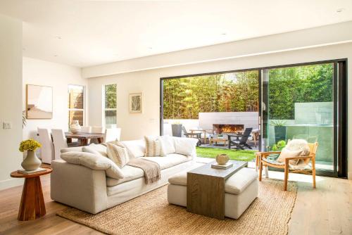 Contemporary Indoor Outdoor Living Walk To Beach — Encinitas