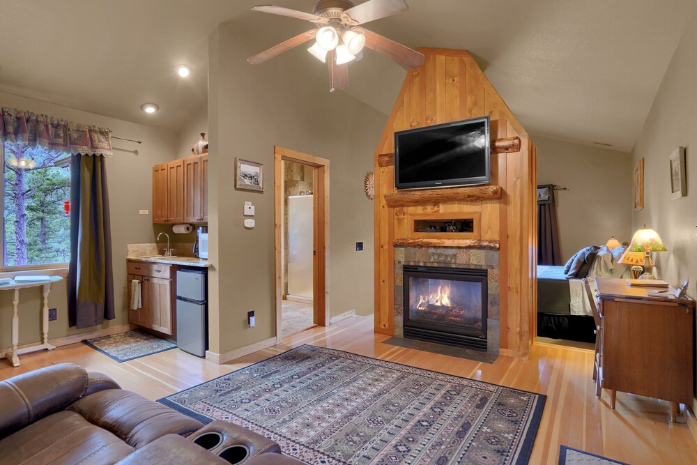Pikes Peak Guest Cabin at Rocky Mountain Lodge - photo 11