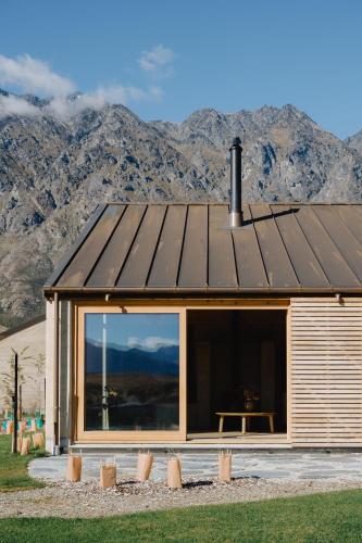 Jacks Point Earth House Mountain View & Fireplace — 4-Star Luxury Hotel in Queenstown, New Zealand