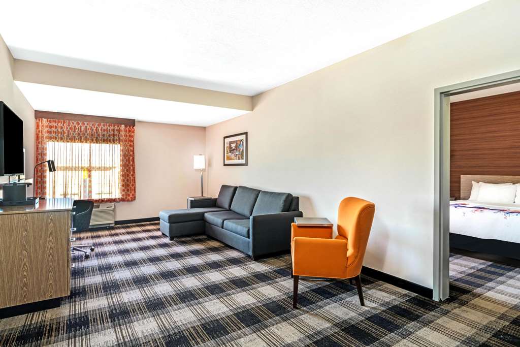 La Quinta Inn & Suites by Wyndham Oklahoma City Airport - photo 26