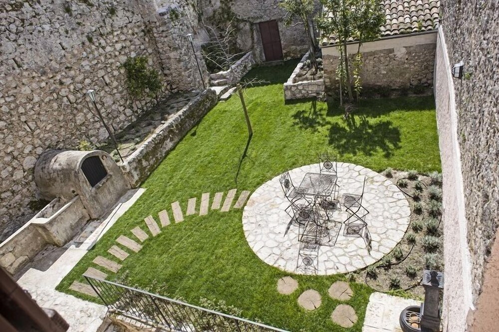 Casa Vacanze d'Epoca Il Falconiere — 4-Star Luxury Hotel in Vicalvi, Italy