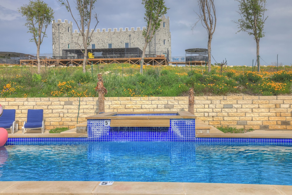 The Bentley Hotel Sinatra Room Hill Country View - photo 8