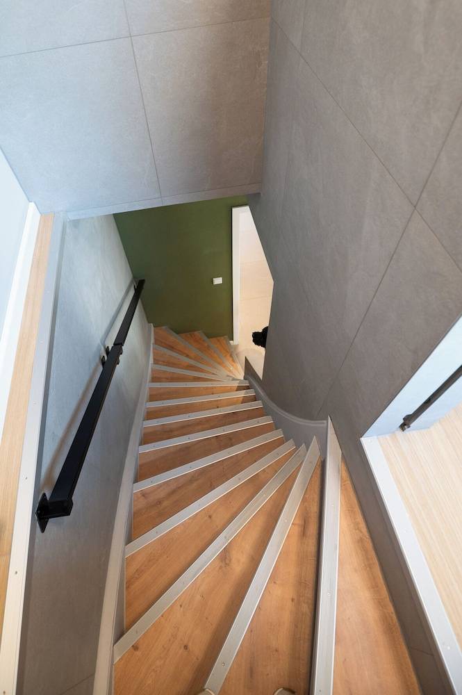 Handrails in stairways