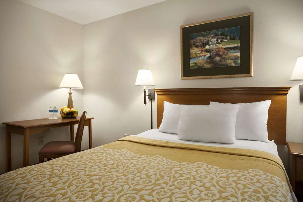 Days Inn by Wyndham WestEnd Alexandria VA Washington DC Area - photo 9