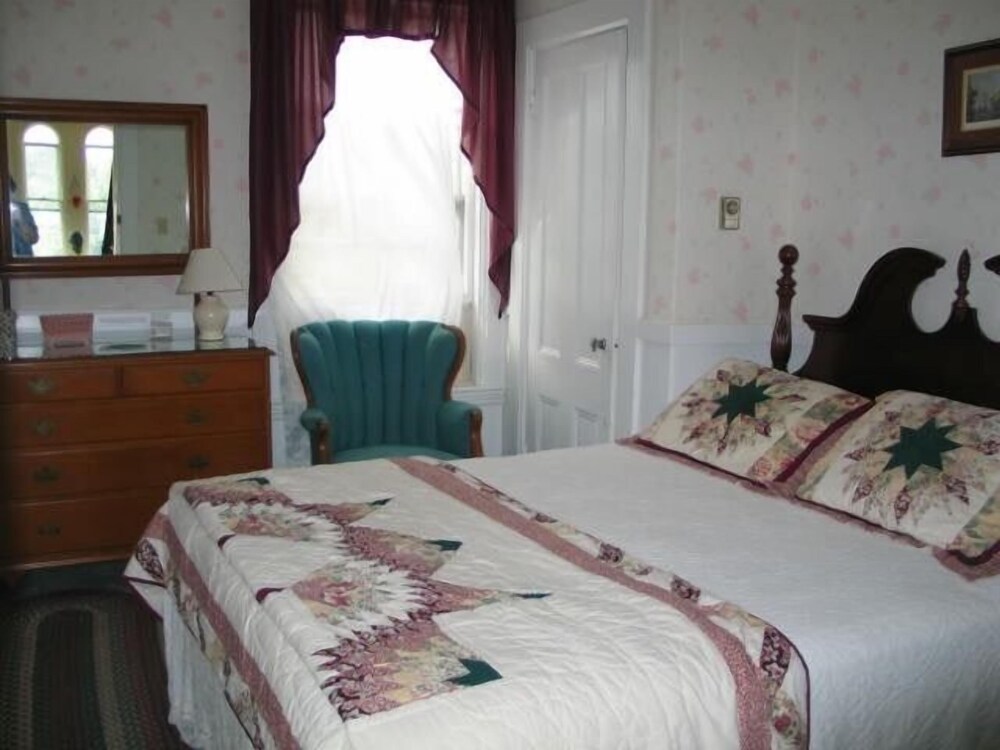 The Linden Tree Inn - photo 10