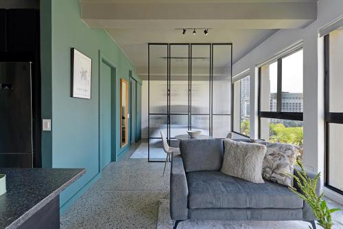 Lily Modern city apt with views