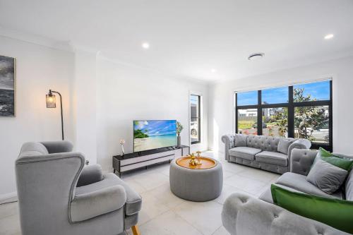 Modern 4BD Family Retreat Near Leppington — 4-Star Luxury Hotel in West Hoxton, Australia
