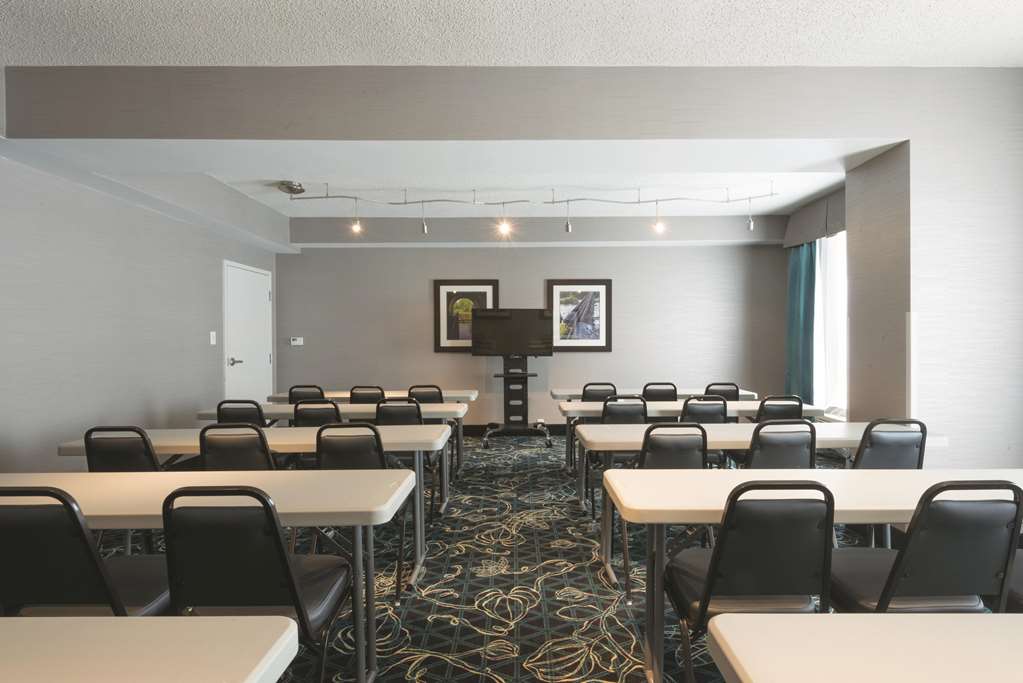 La Quinta Inn & Suites by Wyndham Lynchburg at Liberty Univ. - photo 42