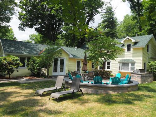 Lorlee A Large and Luxurious Lakefront Cottage — 4-Star Luxury Hotel in Woodland Beach, United States