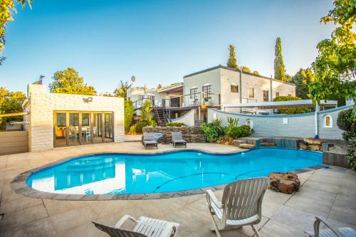 Villa Luisa: Sun filled hidden gem with Pool.