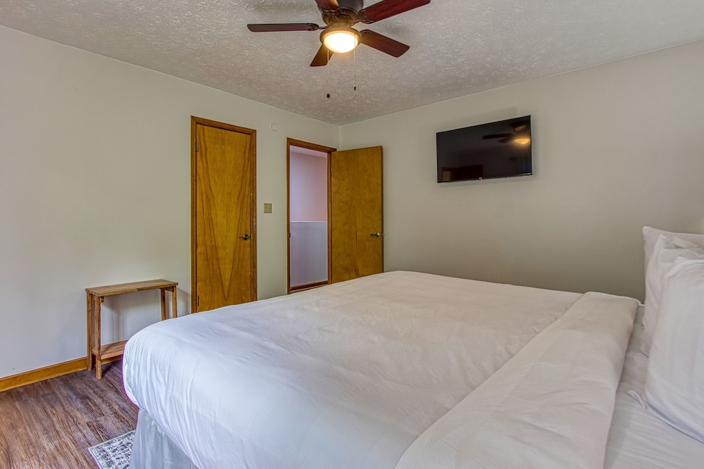 Pinecrest Townhomes 1K2Q Renovated - photo 4