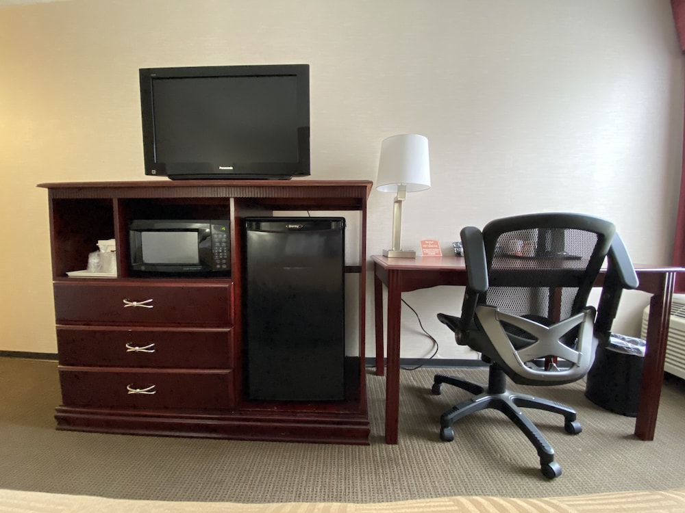 Clarion Inn & Suites Grand Rapids Airport - photo 51