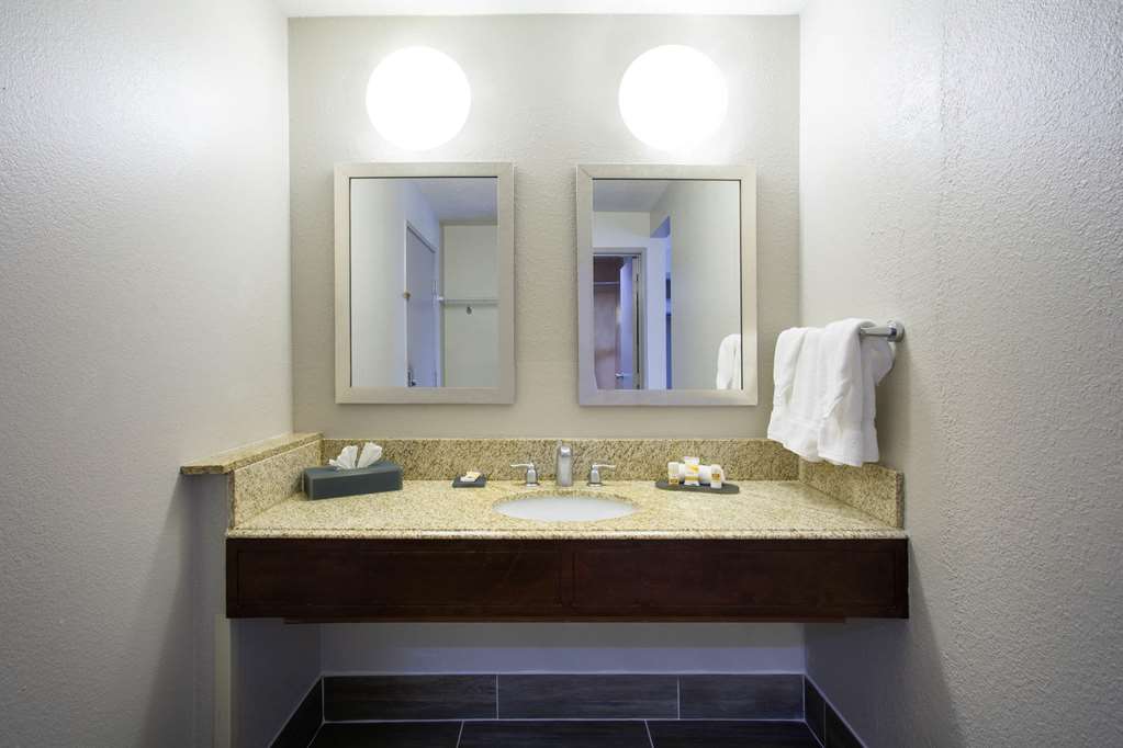 La Quinta Inn & Suites by Wyndham Roanoke Salem - photo 26