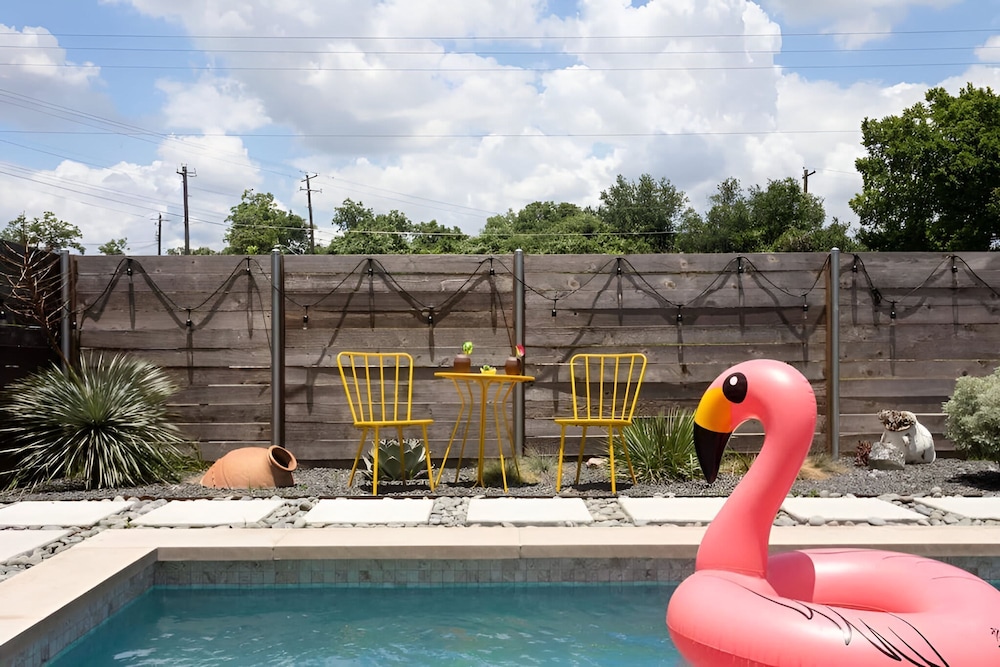 Paradise Pool Palace 4 min Uber to 6th St - photo 25
