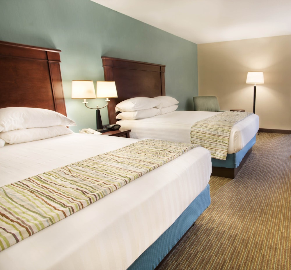 Troy Inn & Suites - photo 4