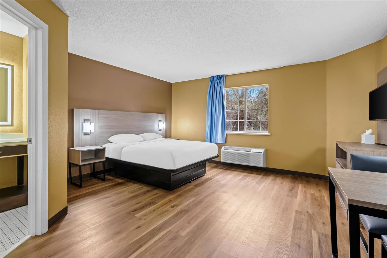 Suburban Studios Charlotte Executive Park - photo 4