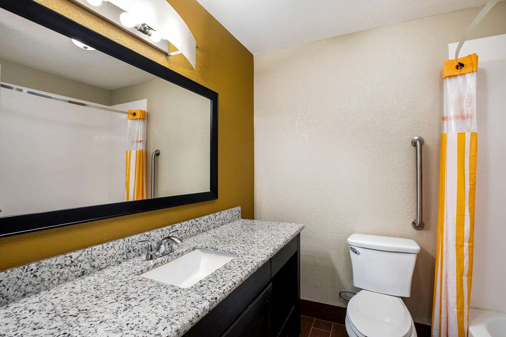 La Quinta Inn & Suites by Wyndham Emporia - photo 22