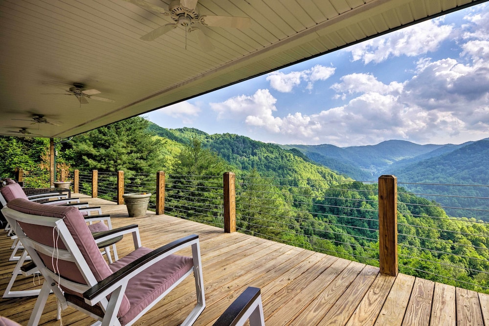 Hot Tub and Mtn Views Private Blue Ridge Retreat — 4-Star Luxury Hotel in Marshall, United States