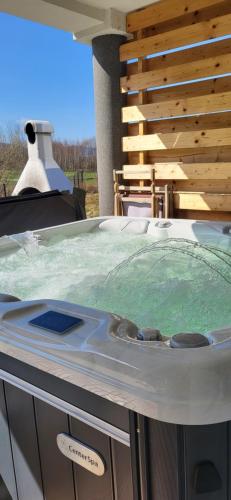 Domki Z Jacuzzi Zacisze W Gorach — Sosnowka