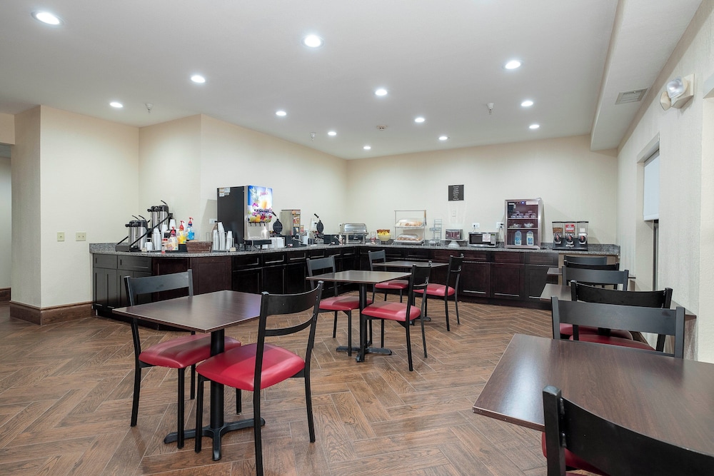 Econo Lodge Inn & Suites - photo 36