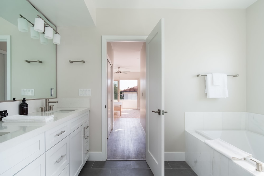 Skyline By Avantstay Modern Beach Retreat w Spacious Patio & Rooftop Views - photo 20