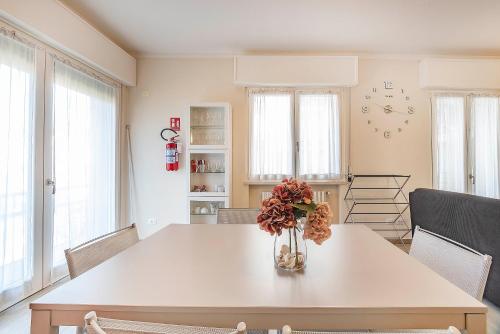 Dimora Paola Garda Centro con parcheggio ac — 4-Star Luxury Hotel in Garda, Italy