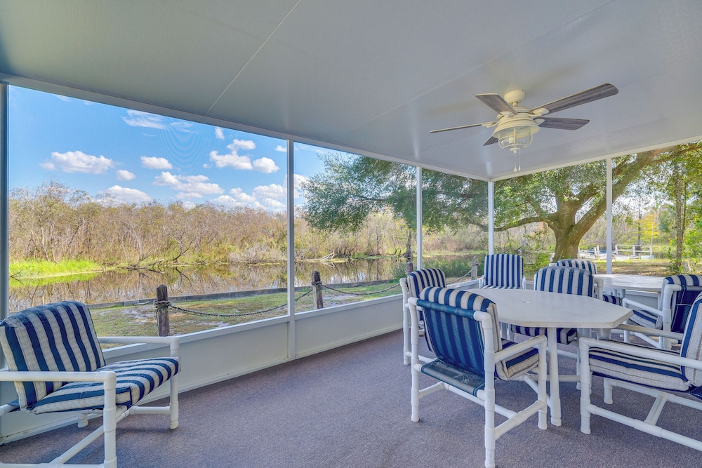 Laurel On The Lakes Floral City Escape W Canoe — Crystal River