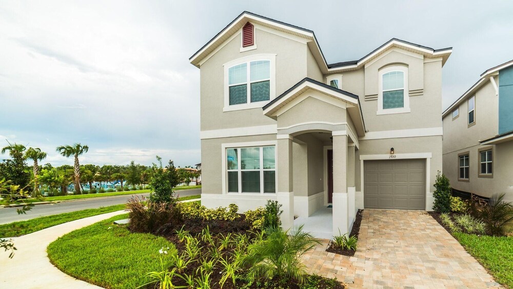 Solara Resort Themed Bedrooms South facing pool — 4-Star Luxury Hotel in Kissimmee, United States