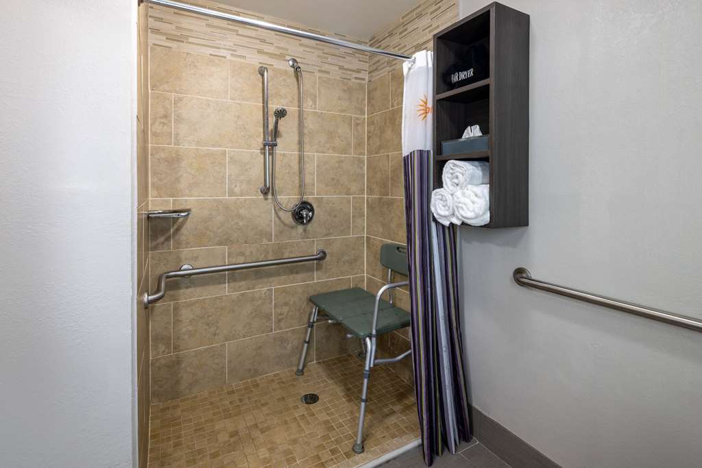 La Quinta Inn & Suites by Wyndham Covington - photo 43