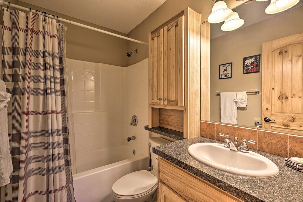 2 Mi to Beech Mtn Resort: Cabin w Deck & Grill - photo 10