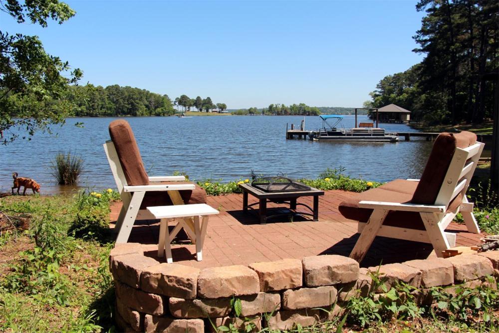 Lake Palestine Family Getaway with Waterfront Deck — 4-Star Luxury Hotel in Frankston, United States