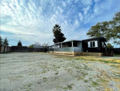 Nifty Trailer With Spacious Parking — hotel in Visalia