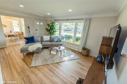 Fully Renovated Scandinavian Inspired Home — 4-Star Luxury Hotel in Urbandale, United States