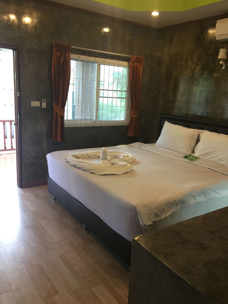 The White Elephant Resort in Ko Chang Tai, Thailand