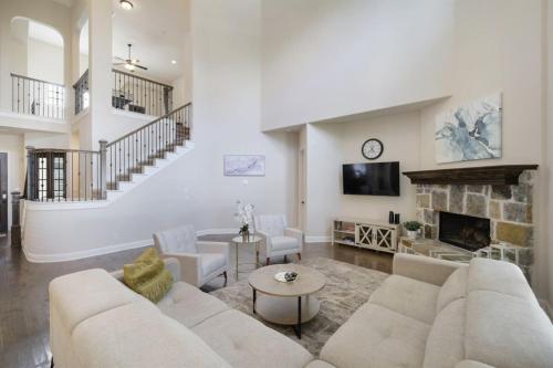 Huge Luxe 5BR Frisco Retreat with Private Movie Theater Home Office and Spacious Yard — 4-Star Luxury Hotel in Frisco, United States