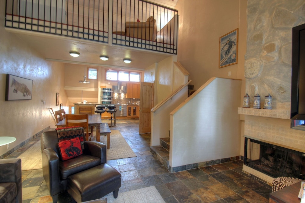 127 Ridgepoint 3 Bedroom Townhouse by RedAwning — 4-Star Luxury Hotel in Avon, United States