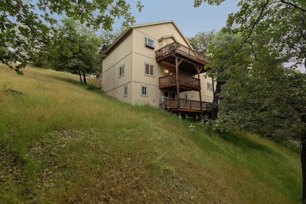 Alpen Drive by Avantstay Private Deck and Views in Lake Arrowhead, United States