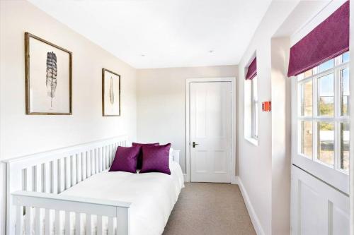 Central Harrogate Townhouse Apartment with Parking