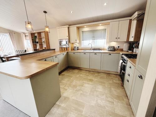 2 Lakeside Luxury lodge with private garden & parking — 4-Star Luxury Hotel in Patrington, United Kingdom