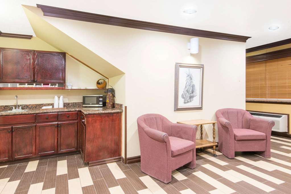 Super 8 by Wyndham Moriarty - photo 3