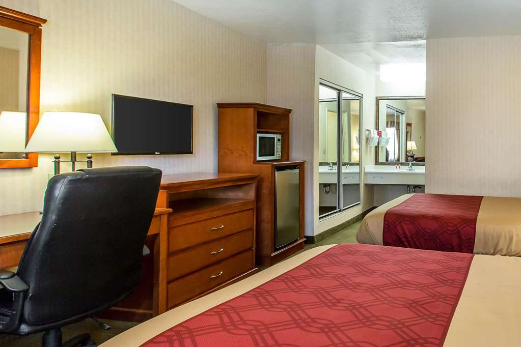 Econo Lodge Inn & Suites Riverside Corona - photo 10