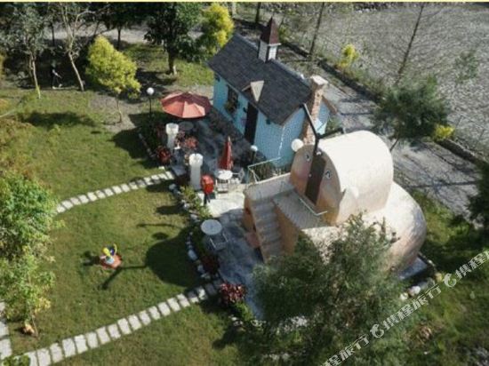 Match Box - carbon neutral hotel in Unknown City