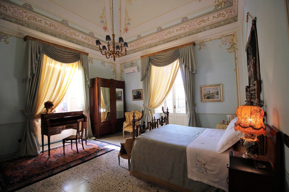 Palazzo De Castro — 4-Star Luxury Hotel in Squinzano, Italy