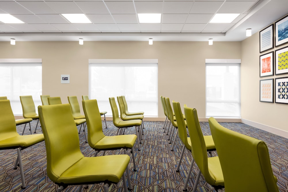 Holiday Inn Express and Suites Ukiah by IHG - photo 55
