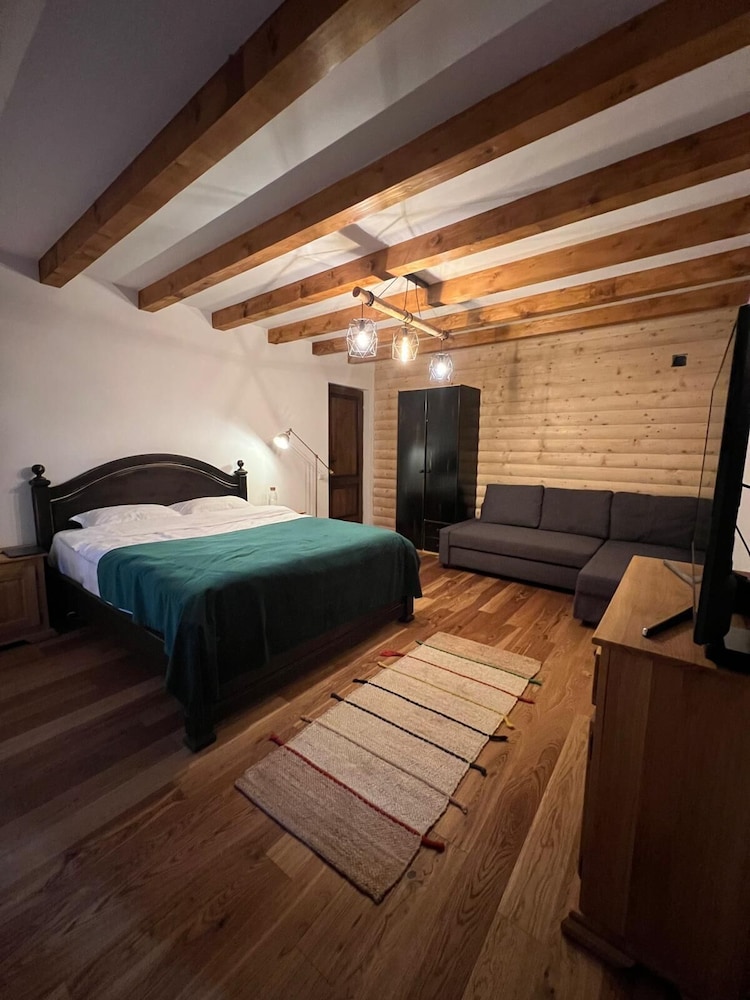 Cabana Laptici Statiunea Pestera Padina Bucegi in Busteni, Romania