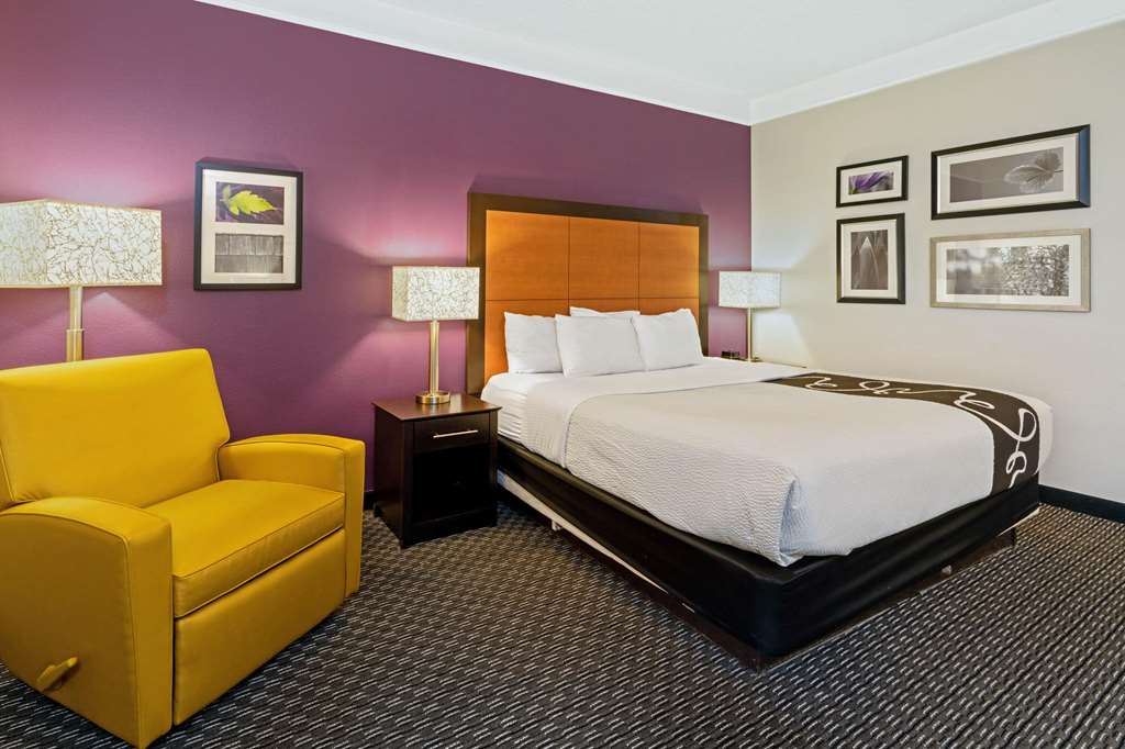 La Quinta Inn & Suites by Wyndham Phoenix Scottsdale - photo 18