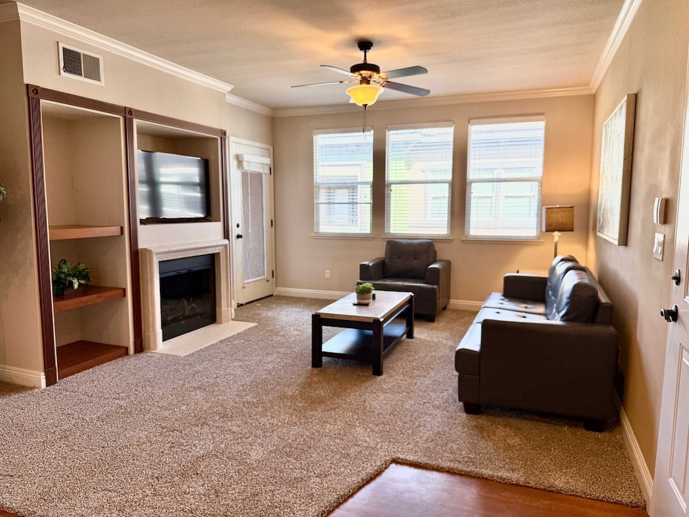 New Luxurious 1BR Apartment Heated Pool Spa Sauna